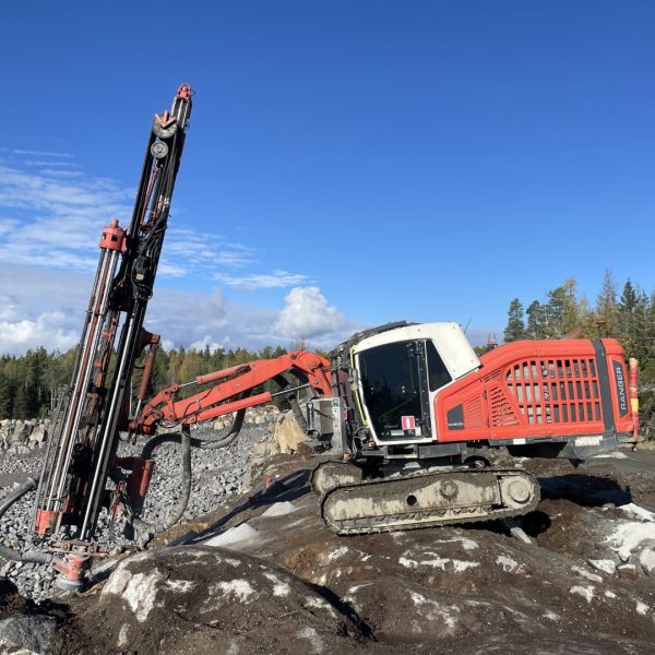 sandvik dx800i borrvagn ute på bergen